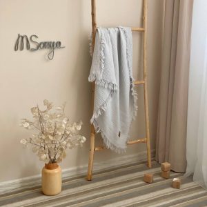 Muslin dekica z resicami siva