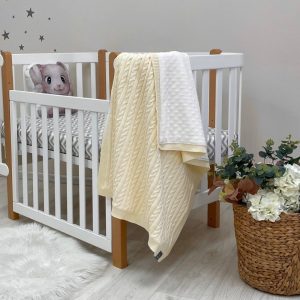 Pletena dekica podložena "Kitke" mlečna