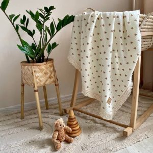 Muslin dekica z resicami Srčki bež