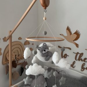 Vrtiljak za posteljico "Medvedek na lunici" siv
